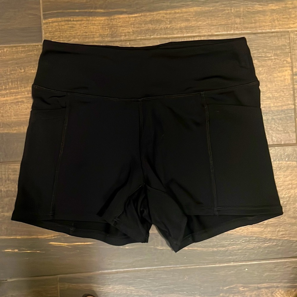 Zyia spanky shorts size small